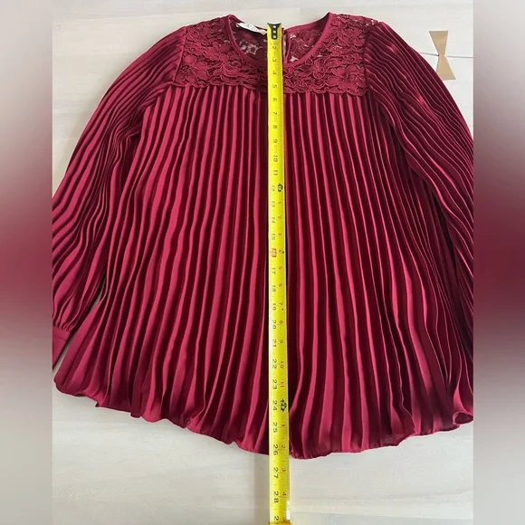 Weill Bergundy Pleated Lace blouse
Size 6 - Picture 7 of 13